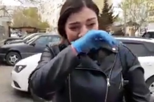 Sumqayıtda 2 uşağı ac qalan ana üsyan etdi: BALALARIM EVDƏ ACLIQDAN ÖLÜRLƏR - VİDEO