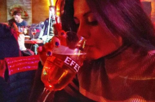 Azərbaycanda 50 yaşlı muğam ifaçısının pivə içdiyi FOTOLAR yayıldı