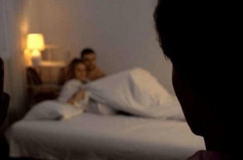 Azərbaycanda dəhşət: Kişi arvadını həyətdə yad adamla tutdu,cinsiyyət orqanını kəsdi — (18+VİDEO)