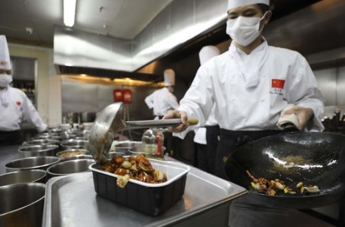 Эксперты рассказали об опасности заразиться коронавирусом через еду