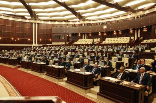 Завтрашнее заседание Милли Меджлиса пройдет без участия некоторых депутатов