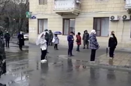 Bu dəfə bankomatlar qarşısında fərqli mənzərə - Video