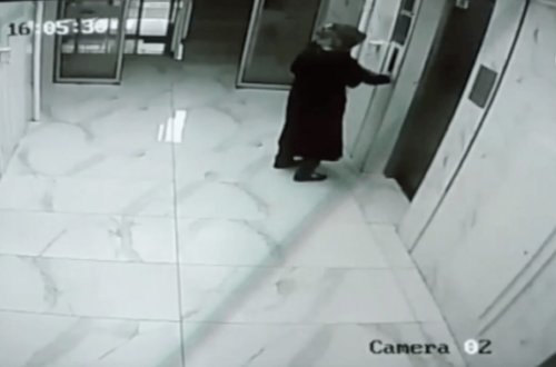 Maskalı qadın sakinləri qorxuya saldı - Liftə və tutacaqlara... - VİDEO