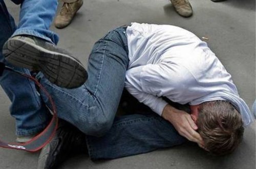 Yeniyetmələrə irad tutdu, amansızcasına döyüldü - VİDEO