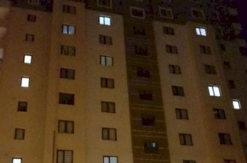 14 mərtəbəli bina karantinə alındı – Polis keşik çəkir