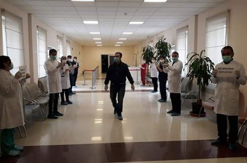 Ağdaşda koronavirusdan sağalan xəstə alqışlarla yola salındı - Video