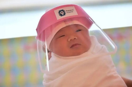 Tailanda yeni doğulan körpələrə qoruyucu lövhə taxıldı – GÜNÜN FOTOSU