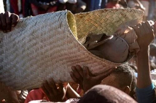 Dünyanın ƏN QORXUNC ənənəsi - Ölüləri qəbirdən çıxarıb rəqs edirlər - FOTO