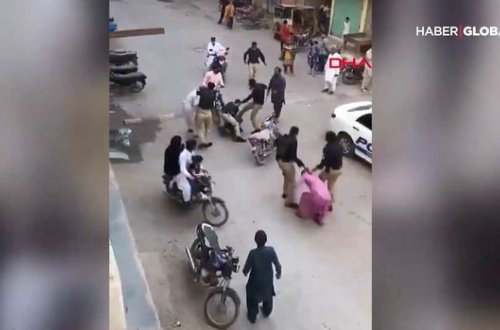 Bu ölkədə polis karantinə məhəl qoymayanları döydü - VİDEO