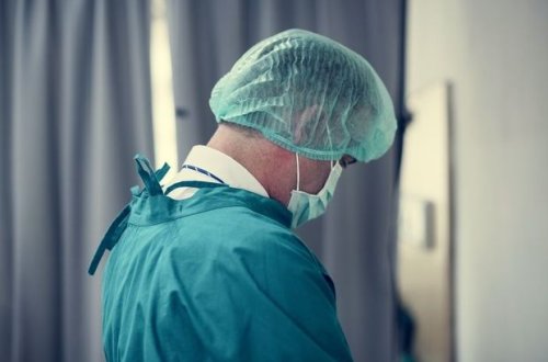 Bu ölkədə 100-dən çox tibb işçisi koronavirusa yoluxduğu üçün baş həkim istefa verdi