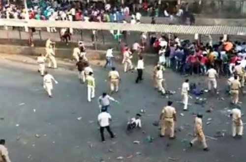 Индийские мигранты вступили в схватку с полицией – ВИДЕО