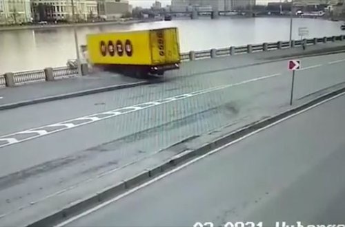 Yük maşını çaya düşdü, sürücü xilas ola bilmədi – ANBAAN VİDEO