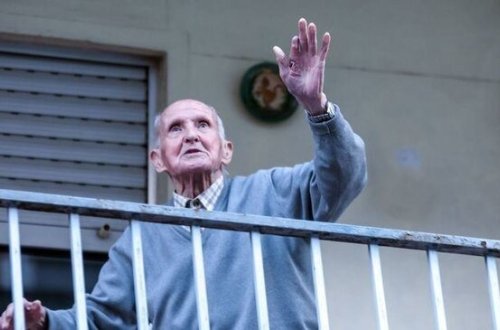 100 yaşlı kişi hər gün həkimlərin şərəfinə RƏQS EDİR - VİDEO