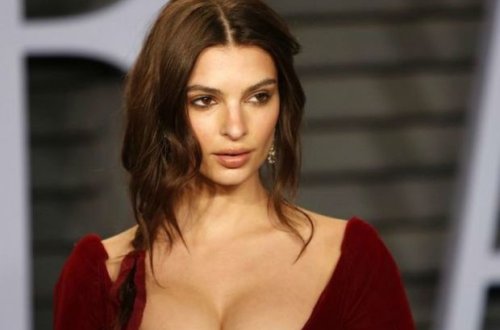 Yarıçılpaq top model kamera önündə göz qamaşdırdı - FOTO