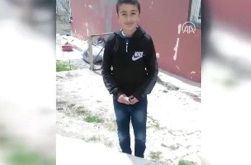 Məktəblinin bu hərəkəti hamını kövrəltdi - VİDEO