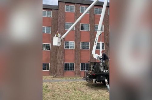 88-летний мужчина использовал подъемный кран, чтобы навестить свою жену – ВИДЕО