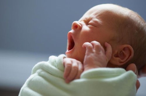 Koronavirusa yoluxan qadın sağlam uşaq dünyaya gətirdi