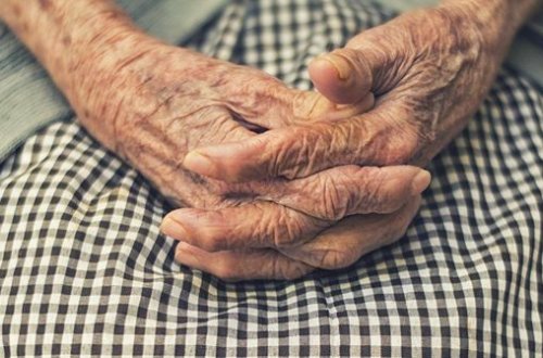 В Баку пожилая женщина разыскивает пропавшую дочь