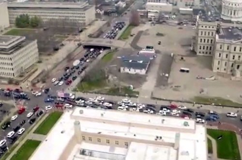 “Evdə oturaq” aksiyasına etiraz olaraq, hamı küçəyə axışdı - VİDEO