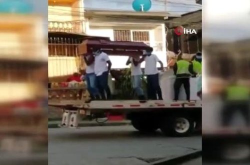 Bu ölkədə polislər insanları qorxutmaq üçün tabutla rəqs etdilər - VİDEO