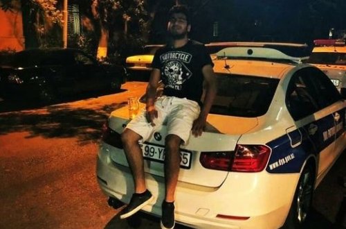 Bakıda polis maşınının üstündə pivə içən şəxs tutuldu - FOTO