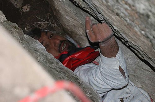 Dostları qayaların arasında sıxışıb qalan kişini qoyub qaçdı