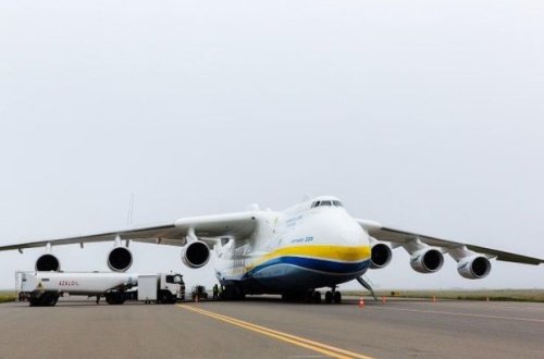 Dünyanın ən iri hava gəmisi Bakıya eniş edib – FOTO/VİDEO