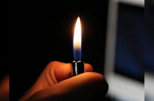 Rusiyada qardaş bacısının üzərinə benzin tökərək yandırdı