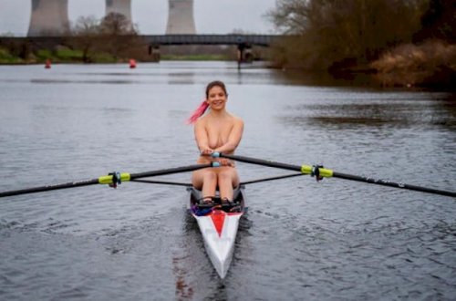 Həkimlərə dəstək üçün qayıqla çılpaq səyahətə çıxdı - Fotolar