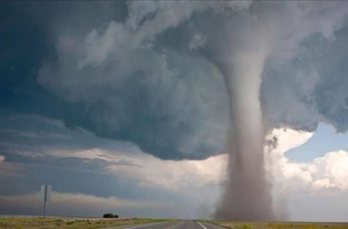 В США водитель проехал сквозь торнадо и выжил – ВИДЕО