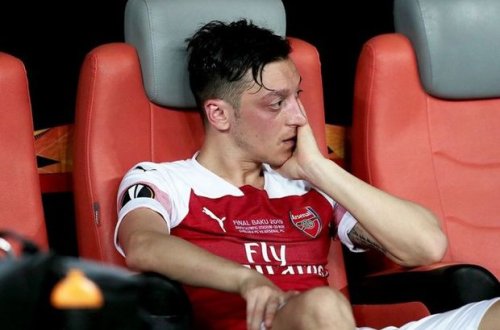 Mesut Özil maaşının azaldılmasına etiraz etdi