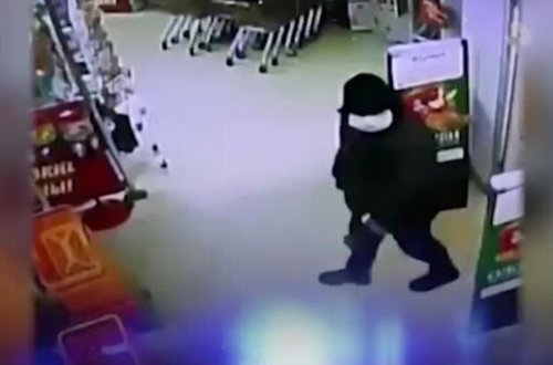 Tibbi maskalı şəxs marketdə bankomatı PARTLATDI - ANBAAN VİDEO