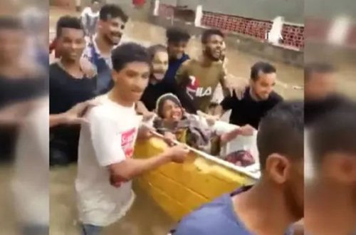 Yaşlı qadını mahnı oxuyaraq xilas etdilər - VİDEO