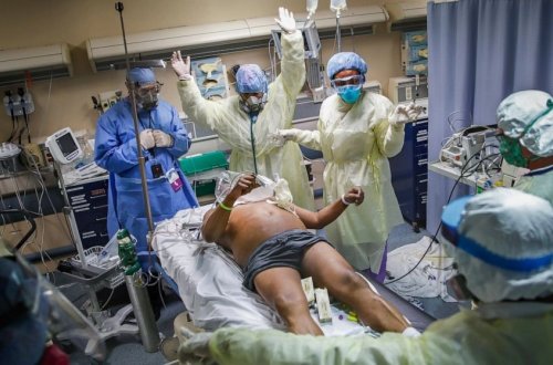 Koronavirusa görə ürəyi dayanan xəstə belə dirildi — VİDEO