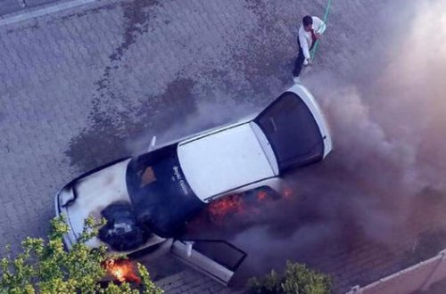 Açarı çevirməsi ilə avtomobili alovlara büründü - VİDEO