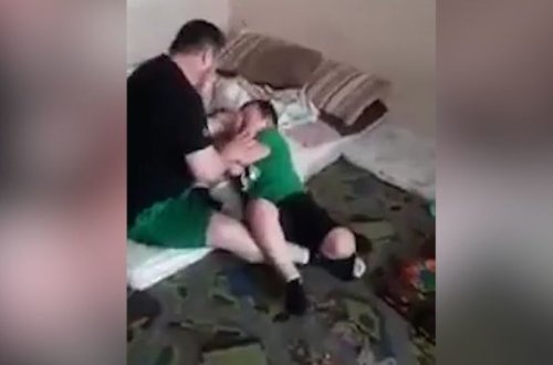 Ata idman etmək istəməyən oğluna işgəncə verdi - VİDEO