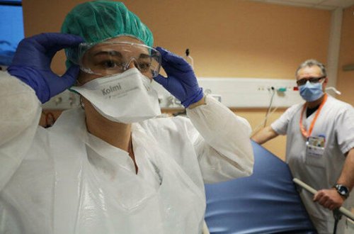 Türkiyədə koronavirusdan ölən xəstənin yaxınları həkimə hücum etdilər