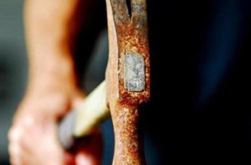 Gecə gizli evə girdi, kürəkənini qızı ilə yatdığı yerdə amansızlıqla öldürdü - TƏFƏRRÜAT