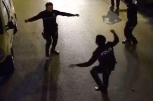 Sakinlər eyvanda musiqi səsləndirdi, növbədə olan polislər rəqs etdi - VİDEO