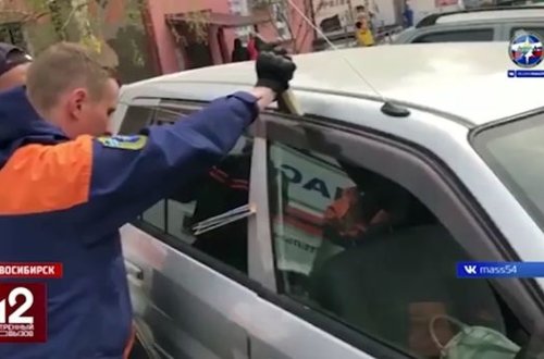 Avtomobilin qapıları bloklandı, körpə saatlarla kömək gözləməli oldu - VİDEO