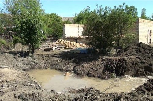 Mingəçevirdə evlər və həyətlər su içində qaldı: Günahkar sakinlərdi? - VİDEO