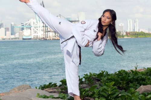 MMA-da çıxış edən qadın döyüşçü açıq-saçıq şəkillərini paylaşdı – FOTO