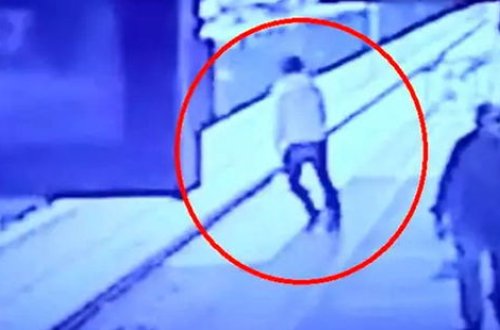 Halı pisləşən gənc relslərin üzərinə yıxıldı - VİDEO