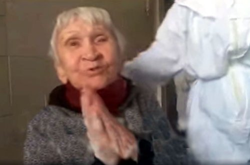 Qocalar evinin 100 yaşlı sakini koronavirusa qalib gəldi - VİDEO