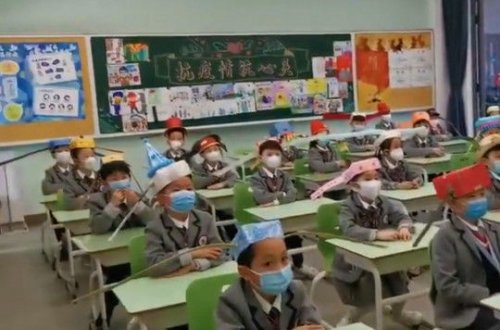Защита от коронавируса: на китайских школьников надели необычные головные уборы – ФОТО