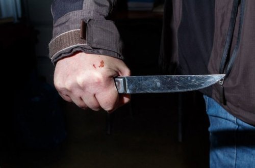 В Баку женщина с дочерью госпитализированы с ножевыми ранениями