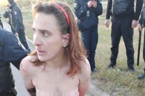 Dəhşətli hadisə: Əlində qızının kəsilmiş başı ilə çılpaq halda tutuldu – FOTO/VİDEO