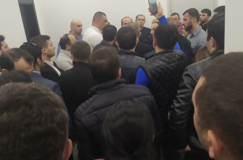 TƏCİLİ: Bank işçiləri etiraz edir: Banka polis və ordu yeridildi - CANLI YAYIM