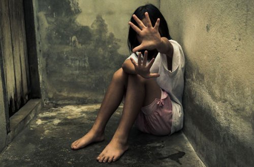 14 yaşlı qızını sevgilisi ilə cinsi əlaqəyə məcbur edən ana azadlığa buraxıldı