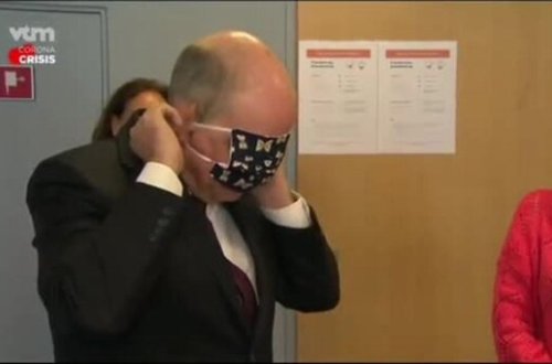 Tibbi maskanı taxa bilməyən belçikalı nazirə GÜLDÜLƏR - VİDEO